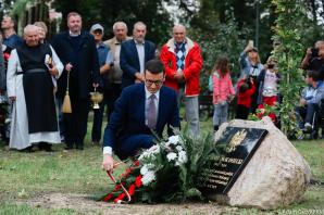 [VIDEO] Szef rządu uczcił pamięć śp. Kornela Morawieckiego