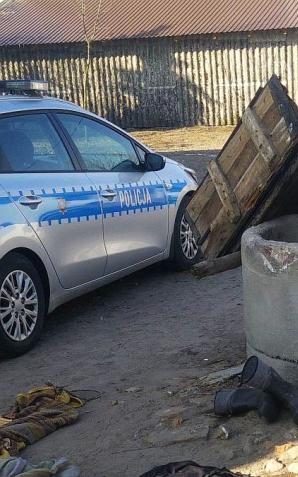 Województwo Łódzkie: Policjanci uratowali mężczyznę, który wpadł do studni