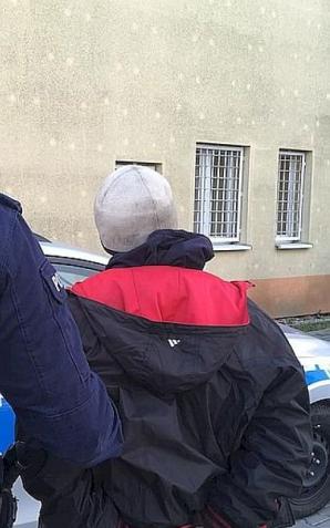 Zatrzymania za oszustwa komunikacyjne - 4 osoby w tym obywatele Białorusi w rękach słupskich policjantów