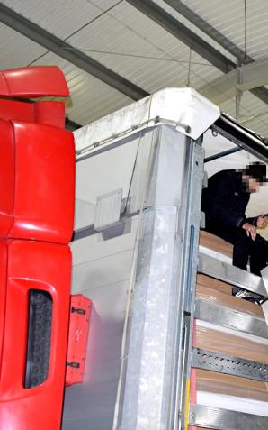 Ukryci w naczepie podróżowali do Holandii. Okazało się, że nielegalni migranci to obywatele Iranu i Syrii a kierowcą obywatel Turcji