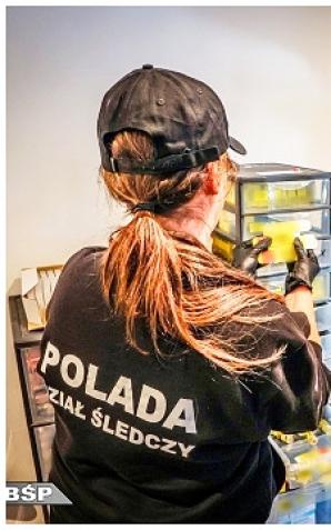 [VIDEO] Nielegalnie produkowali i sprzedawali przez Internet leki. CBŚP zatrzymało 11 osób