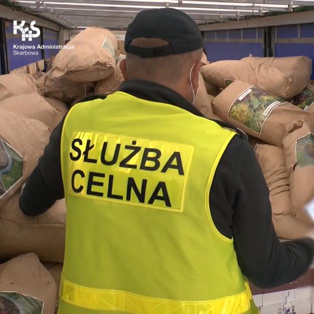 [VIDEO] Nielegalne papierosy za ponad 5 mln zł zamiast kory ogrodowej