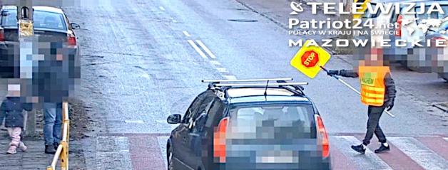 [VIDEO] Omal nie potrąciła ojca z dzieckiem na przejściu dla pieszych przed szkołą